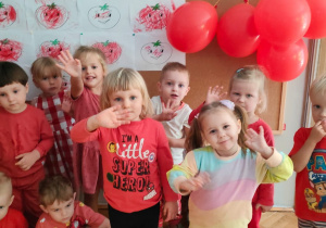 dzieci machają rękami