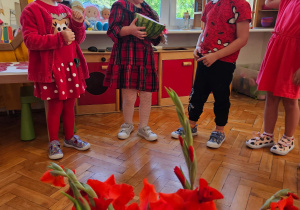 przedszkolaki podają sobie arbuza