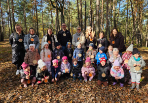 pamiątkowe zdjęcie dzieci z rodzicami wlesie