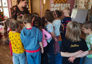 przedszkolaki stoją przy nauczycielce