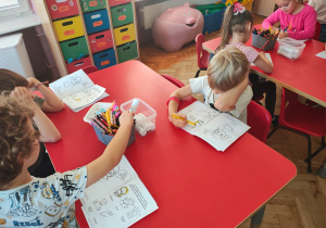 dzizeci podczas pracy przy stolikach