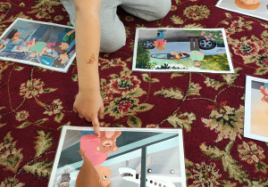 dzieci wybieraja właściwy obrazek