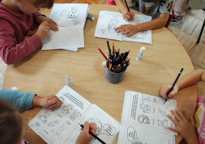 przedszkolaki zaznaczają i rysują w książeczkach to co im pomaga kiedy jest im smutno