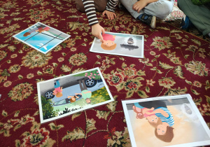 dzieci wybieraja właściwy obrazek