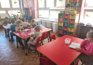 dzieci podczas pracy przy stolikach