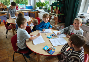 chłopcy podczas pracy przy stolikach