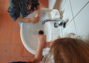dzieci uczą sie myć prawidłowo dłonie