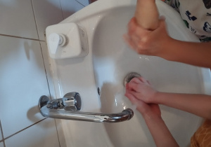 dzieci uczą sie myć prawidłowo dłonie