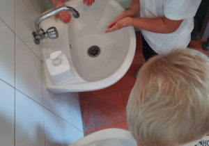 dzieci uczą sie myć prawidłowo dłonie