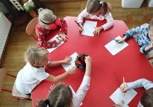 przedszkolaki przy pracy przy stolikach