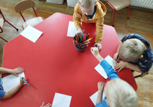 przedszkolaki przy pracy przy stolikach