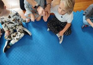 dzieci otrzymują stempelki na dłoni