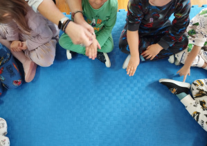 dzieci otrzymują stempelki na dłoni