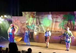 aktorzy na scenie - pirat, Dzwoneczek i Piotruś Pan