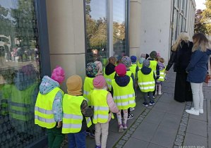 przedszkolaki wchodzą do kina ratusz w Zduńskiej Woli na spektakl