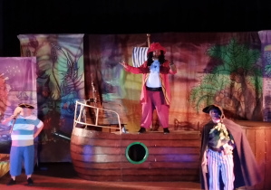 aktorzy na scenie - statek piracki z piratami