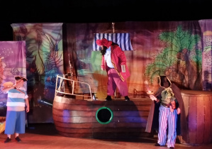 aktorzy na scenie - statek piracki z piratami