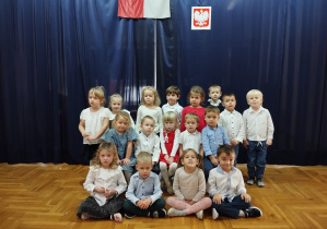 zdjęcie grupowe dzieci na tle flagi polskiej