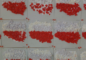 prace plastyczne dzieci - kontur mapy Polski wyklejony bibułowymi kuleczkami biało w kolorze białym i czerwonym