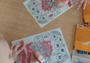 przedszkolaki kolorują obrazek na 11 listopada z symbolami narodowymi