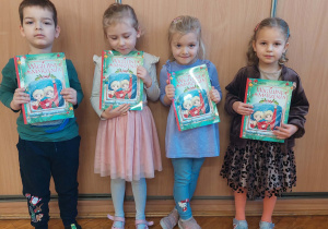 nagrodzone dzieci z otrzymanymi książkami