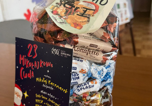 upominki od Mikołaja dla grup uczestniczących w koncercie