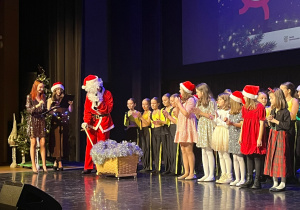 Mikołaj z wykonanwcami koncertu