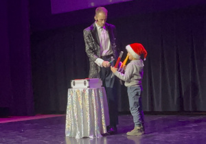 chłopiec pomaga Czarodziejowi w sztuczce