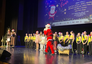 na scenę wchodzi Mikołaj z prezentami