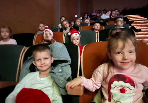dzieci siedzą w fotelach na widowni