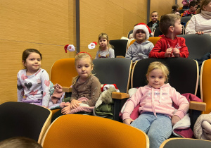 dzieci siedzą w fotelach na widowni