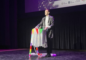 Czarodziej podczas występu z kolorowymi chusteczkami