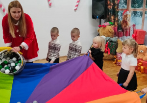 zabawa z chustą animacyjną i panią Mikołajkową