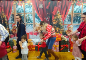 dzieci z rodzicami bawia się w zaprzęgi