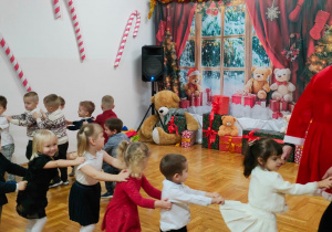 przedszkolaki bawią się panią Mikołajkową ustawione w pociąg