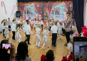 dzieci tańczą w kole trzymając się za ręce