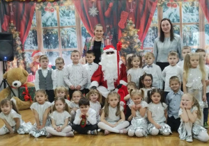 zdjęcie grupowe z Mikołajem i nauczycielkami dzieci z grupy I