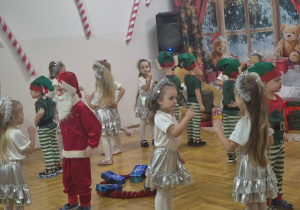 dzieci w parach tańczą na obwodzie koła