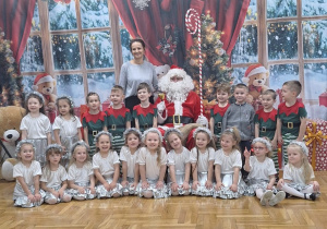 zdjęcie grupowe z mikołajem i nauczycielką dzieci z grupy VI