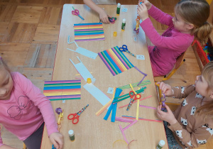 dziewczynki dokładają kolejne oczka do swoich łańcuchów