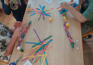 dzieci dokładają kolejne oczka do swoich łańcuchów