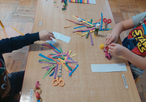 dzieci dokładają kolejne oczka do swoich łańcuchów