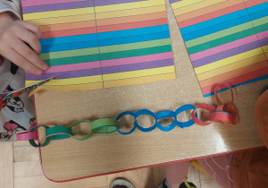 przedszkolaki tną kolorowe paski