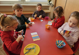 przedszkolaki wycinają paski