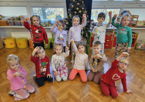 przedszkolaki ze swoimi łańcuchami