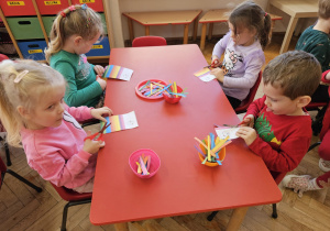 przedszkolaki wycinają paski kolorowego papieru