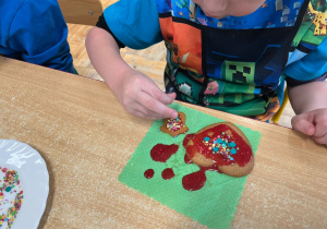 dziecko obsypuje pierniczki