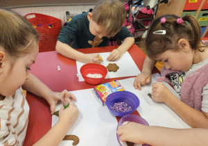 przedszkolaki ozdabiają pierniczki