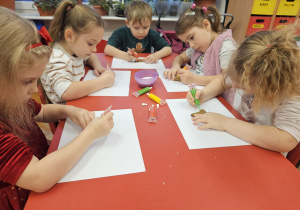 przedszkolaki ozdabiają pierniczki