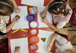 przedszkolaki ozdabiają pierniczki